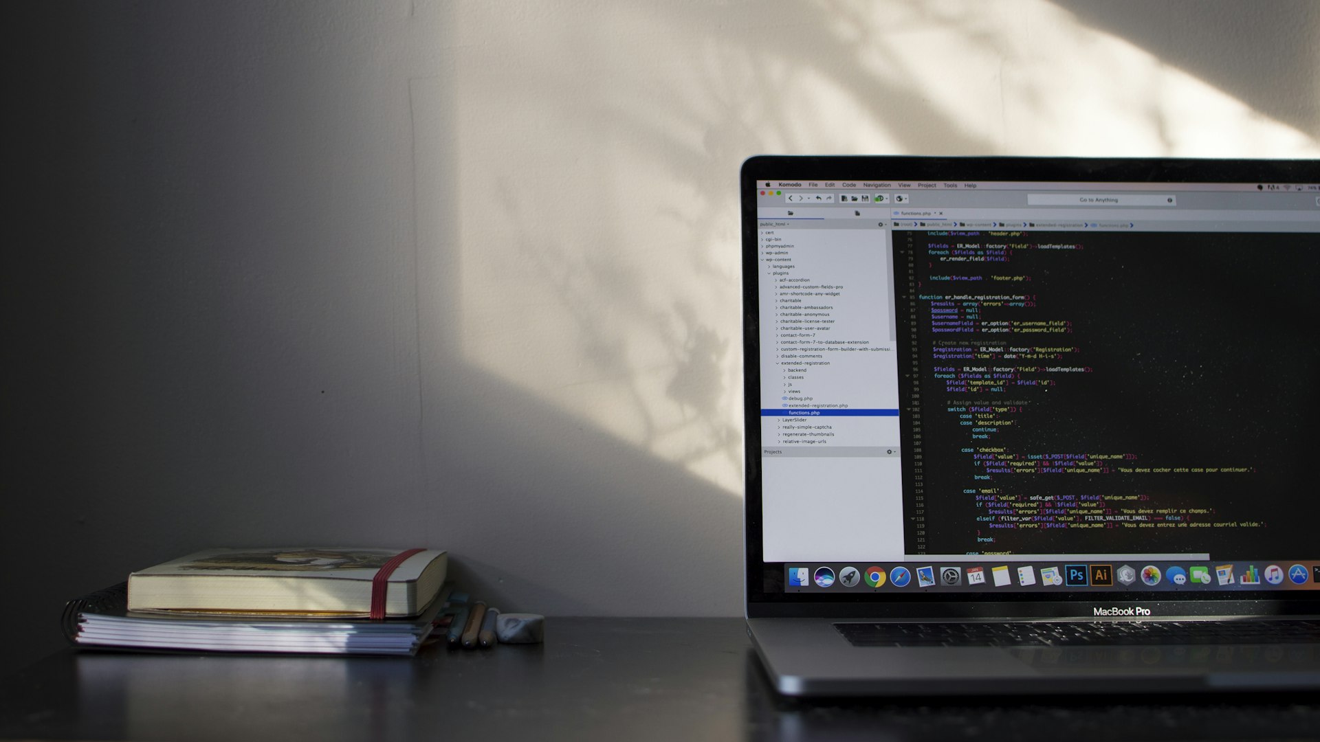 Ordinateur portable affichant du code sur un bureau